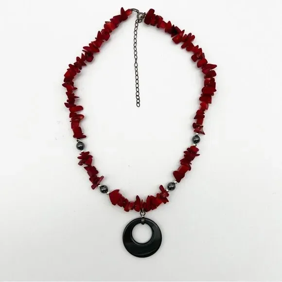 Red Stone Chip Gunmetal Gray Circle Pendant Fashion Necklace 15.5” - Picture 6 of 7